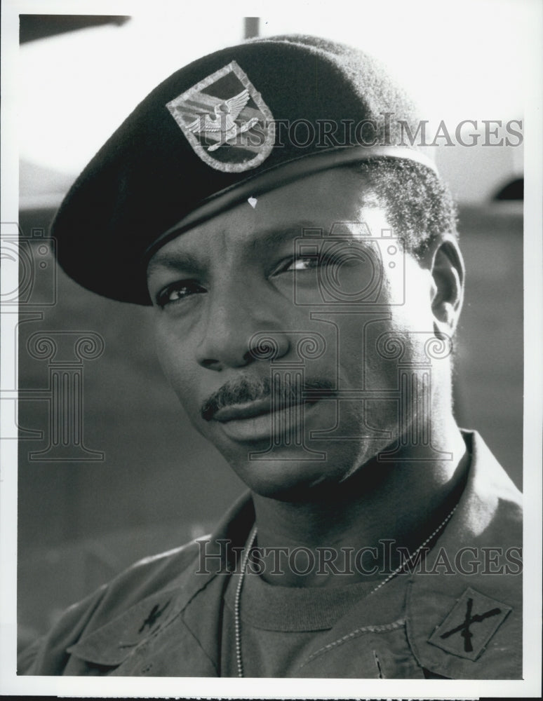 1989 Press Photo Carl Weathers, guest star of TV series, Tour of Duty - Historic Images