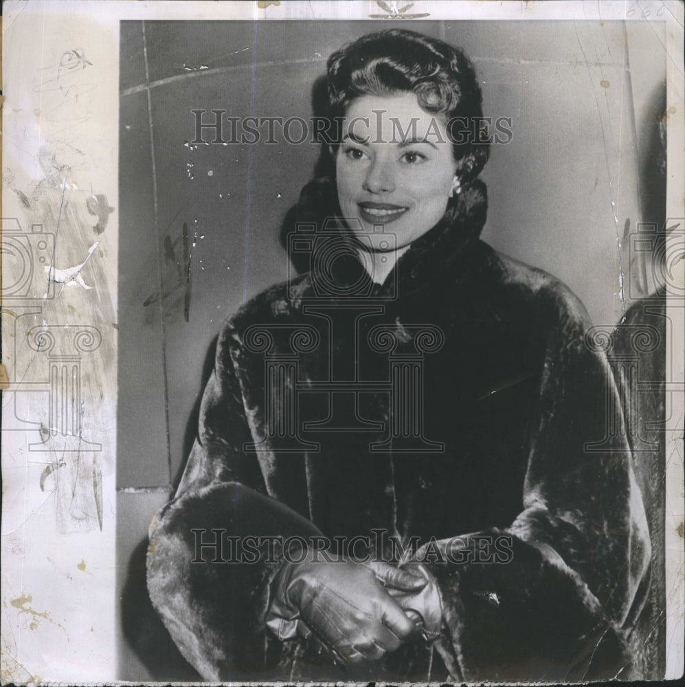 1955 Press Photo Dorothy McGuire of the singing McGuire Sisters - Historic Images