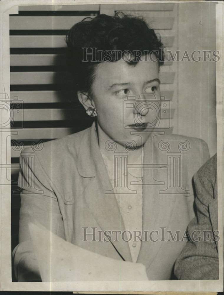 1950 Press Photo Miss Margaret McGovern discusses the merits of the Scoula case - Historic Images