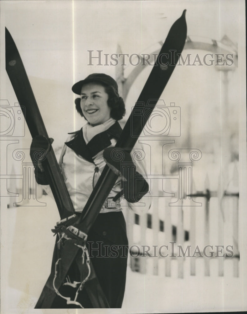 1938 Press Photo Miss Phyllis McGovern crowned "Queen of the Vermont Snows" - Historic Images