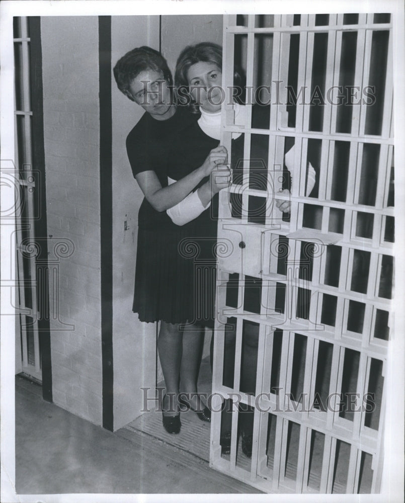 1973 Press Photo Donna Padula and Mrs. Joan McGrath - Historic Images