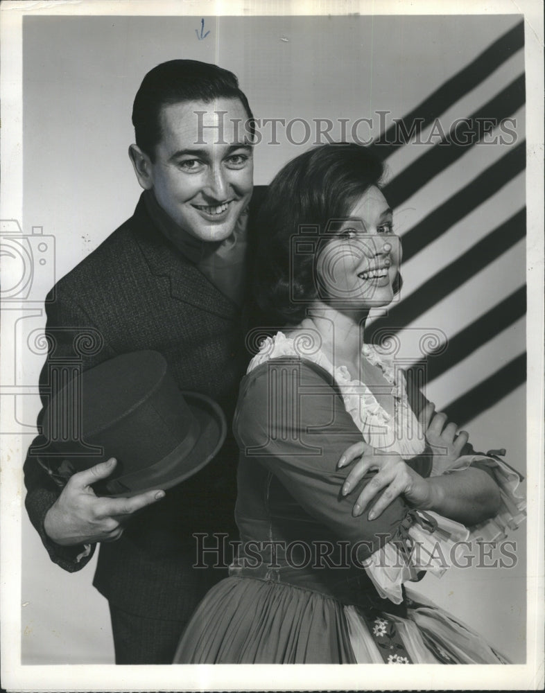 Press Photo Robert Emmet McGrath and Louise O&#39;Brien in &quot;Sing Along with Mitch&quot; - Historic Images