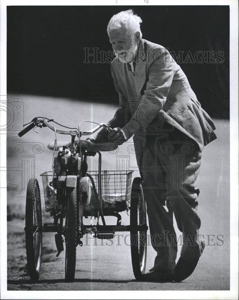 1983 Press Photo Bernie Nordstrom CEO Three Wheel Bike - Historic Images