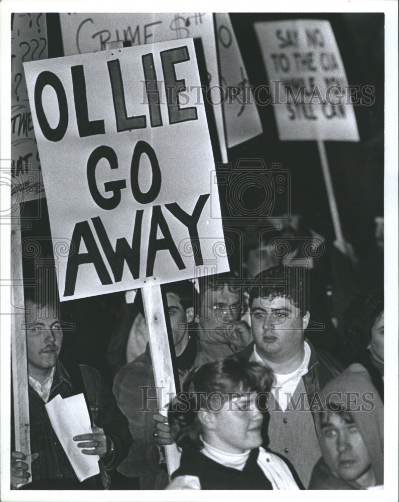 1988 Press Photo Oliver North protesters during Iran-Contra scandal - Historic Images