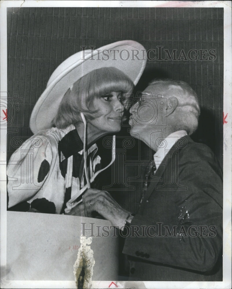 1977 Press Photo Carol Channing &amp; Elliot Norton - Historic Images