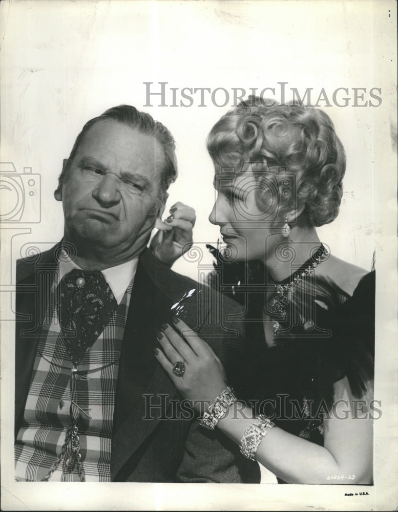 1944 Press Photo Actor Walllace Beery and actress Binnie Barnes. - Historic Images