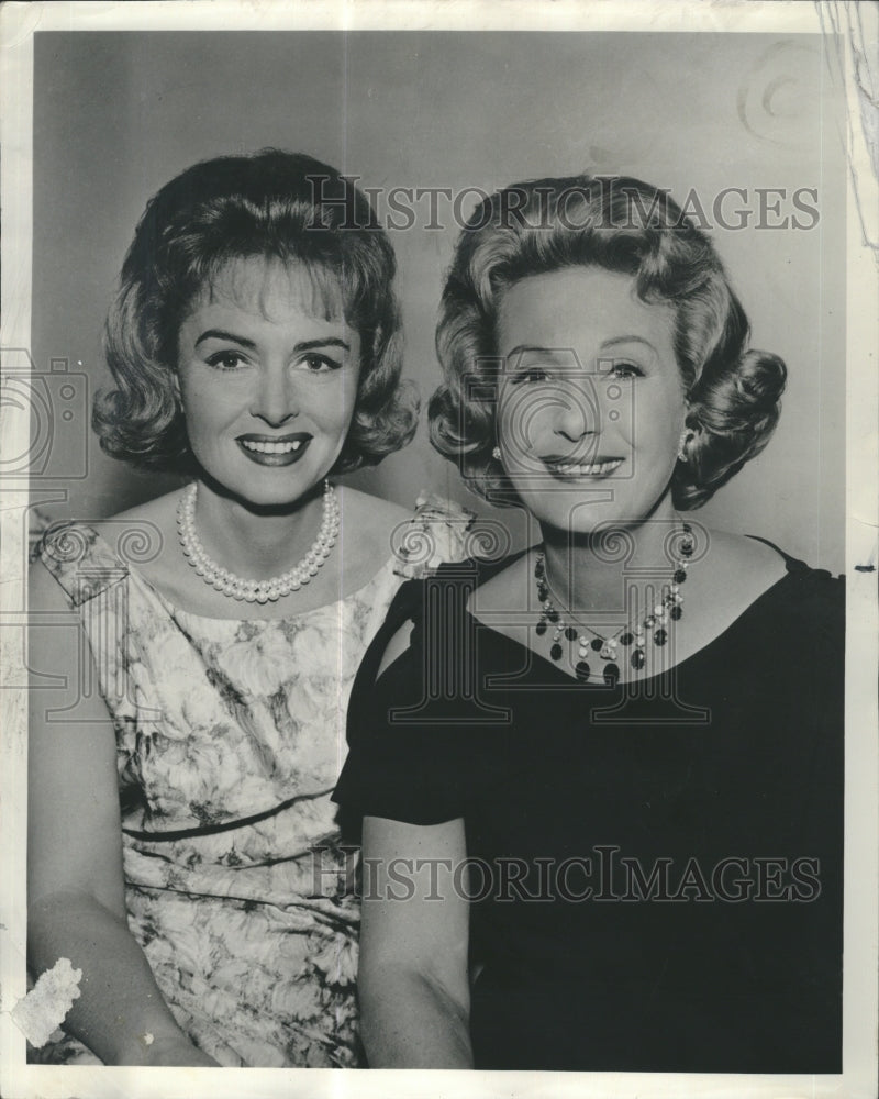 1962 Press Photo Actress Binnie Barnes and Donna Reed. - Historic Images