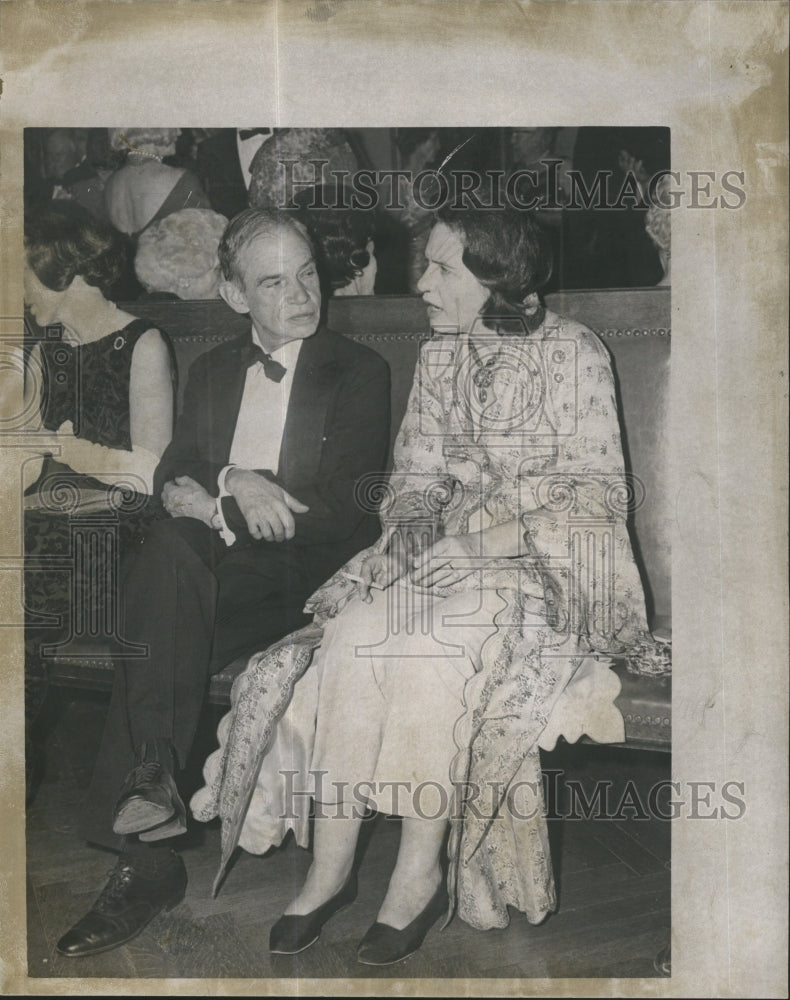 1965 Press Photo Mrs.Nasli Heermaneck, Asiatic Collector with Benjamin Rowland. - Historic Images