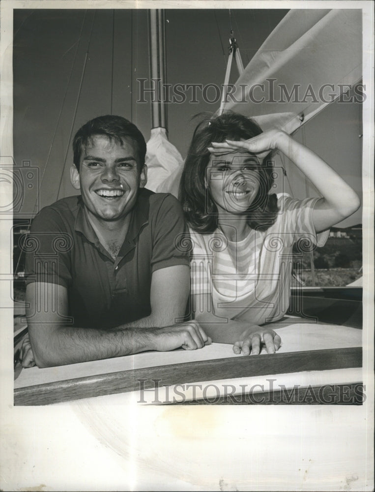 1964 Press Photo Les Brown Jr, and Judy Carne in tv show &quot;The Baileys of Balboa&quot; - Historic Images