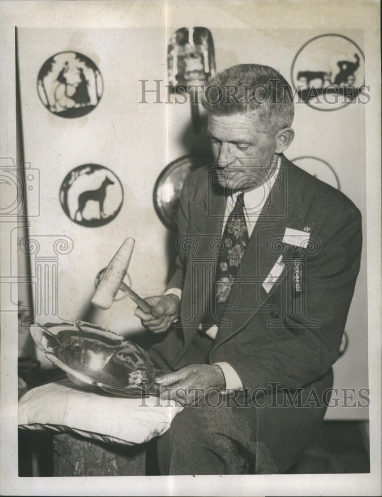 1947 Press Photo Walter M Bruce Metal Work Hobby Telephone Company Employee - Historic Images