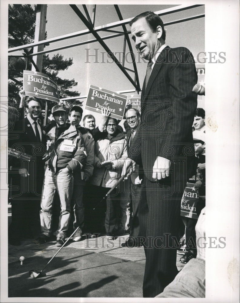 1992 Press Photo Pat Buchanan, Republican Candidate plays golf. - Historic Images