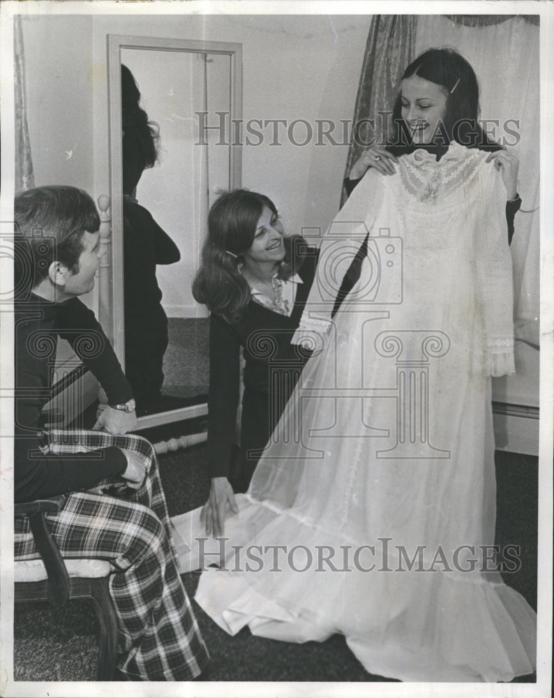 1974 Press Photo Gail Venezia Wedding Gown Barbara Robinson Leonard Budd - Historic Images