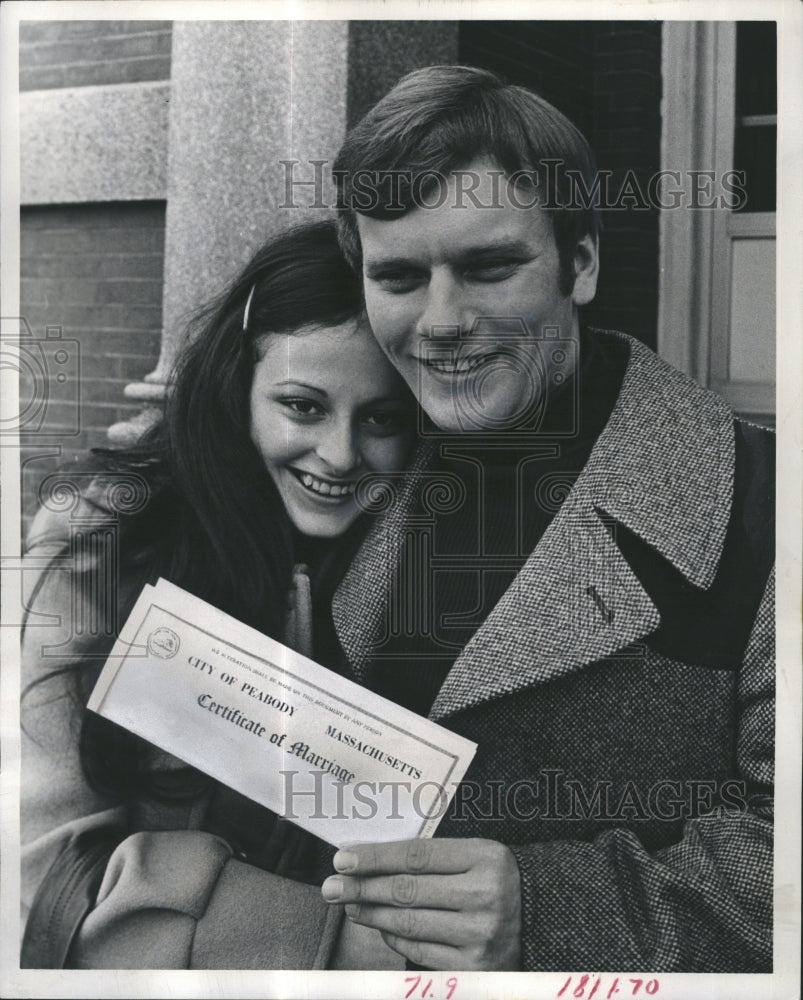 1974 Press Photo Leonard Budd Gail Venezia Marriage License Peabody City Hall - Historic Images