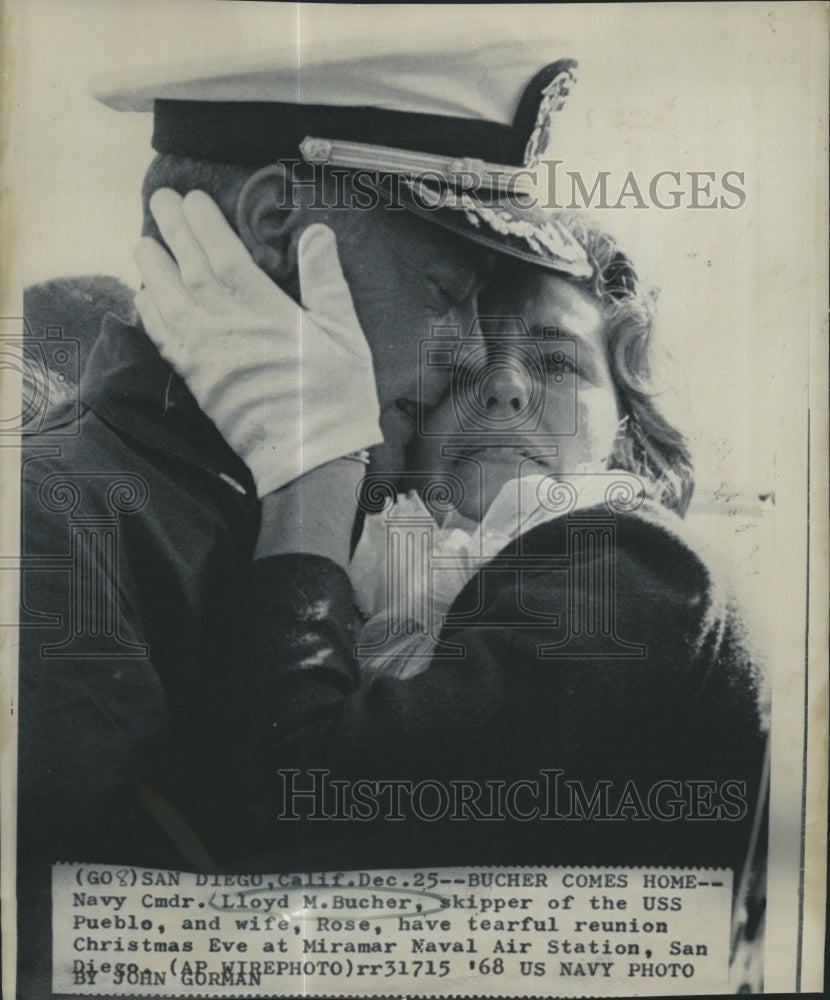 1968 Press Photo Navy Commander Lloyd Bucjer &amp; Wife Rose - Historic Images