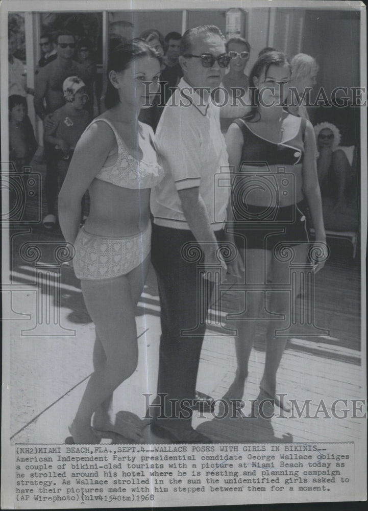 1968 Press Photo George Wallace Presidential Candidate Poses With Miami Tourists - Historic Images