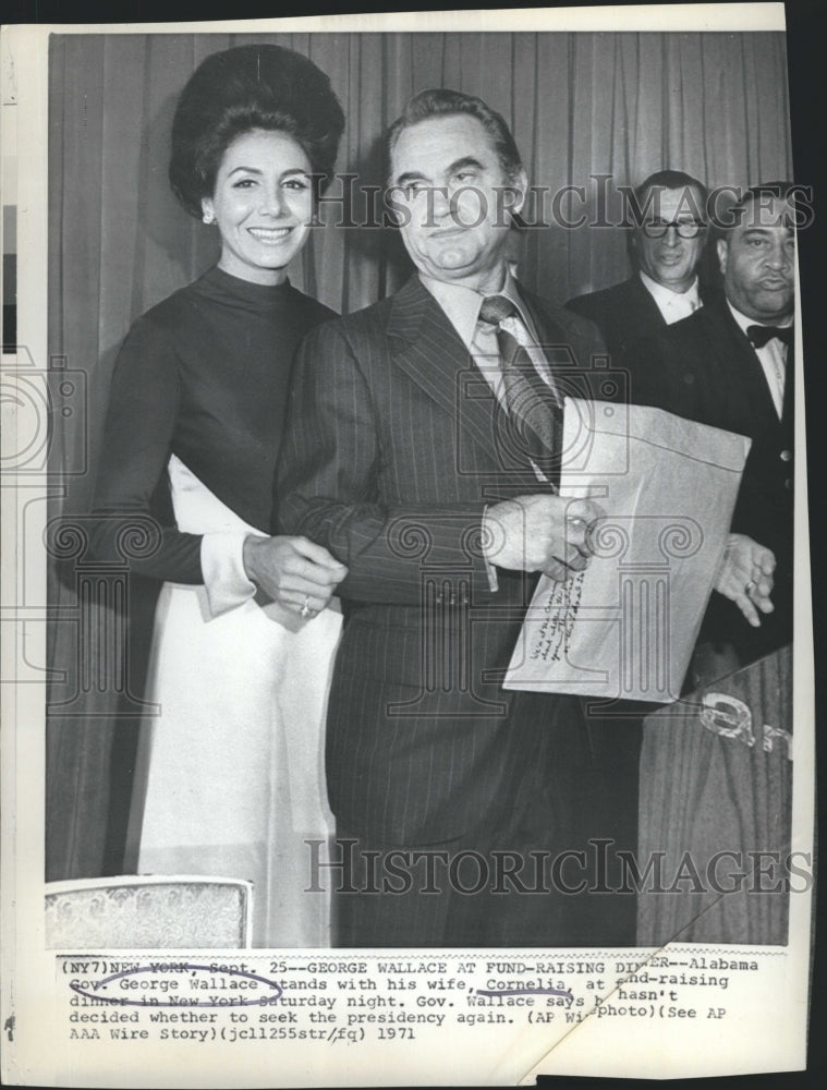 1971 Press Photo Alabama Gov. George Wallace with his wife Cornelia. - Historic Images