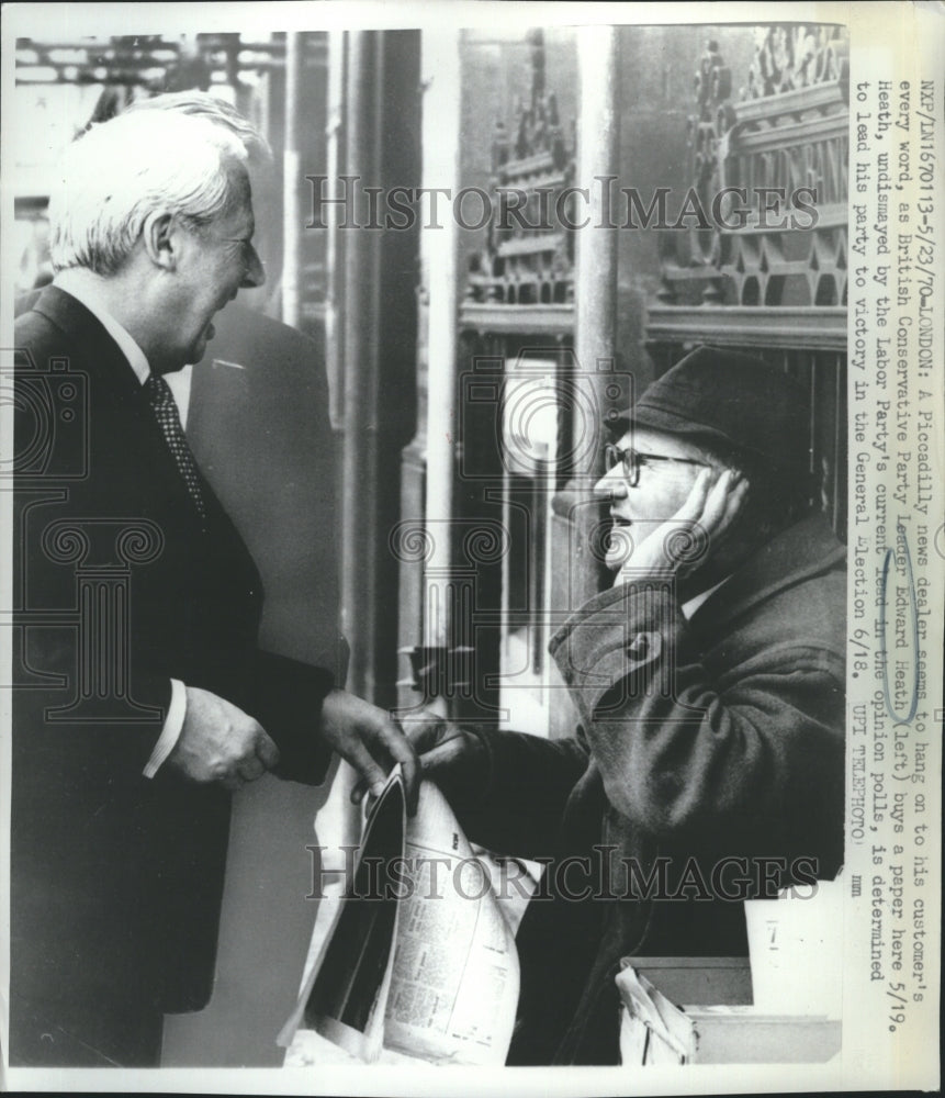 1970 Press Photo Britisth Prime Minister Buys Paper Piccadilly Newpaperman - Historic Images