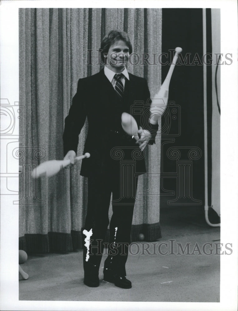 Press Photo Actor Peter Scolari of CBS' "Newhart" Juggles - Historic Images