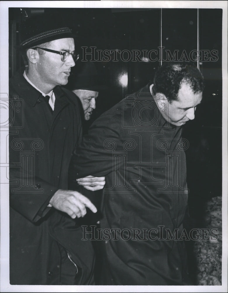 1966 Press Photo Donald S. Helen being led by an FBI agent - Historic Images