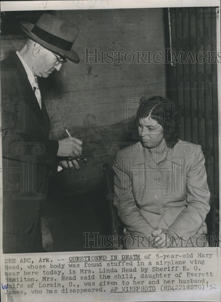 1952 Press Photo Mrs. Linda Head is Questioned by Sheriff E. O. Hamilton - Historic Images