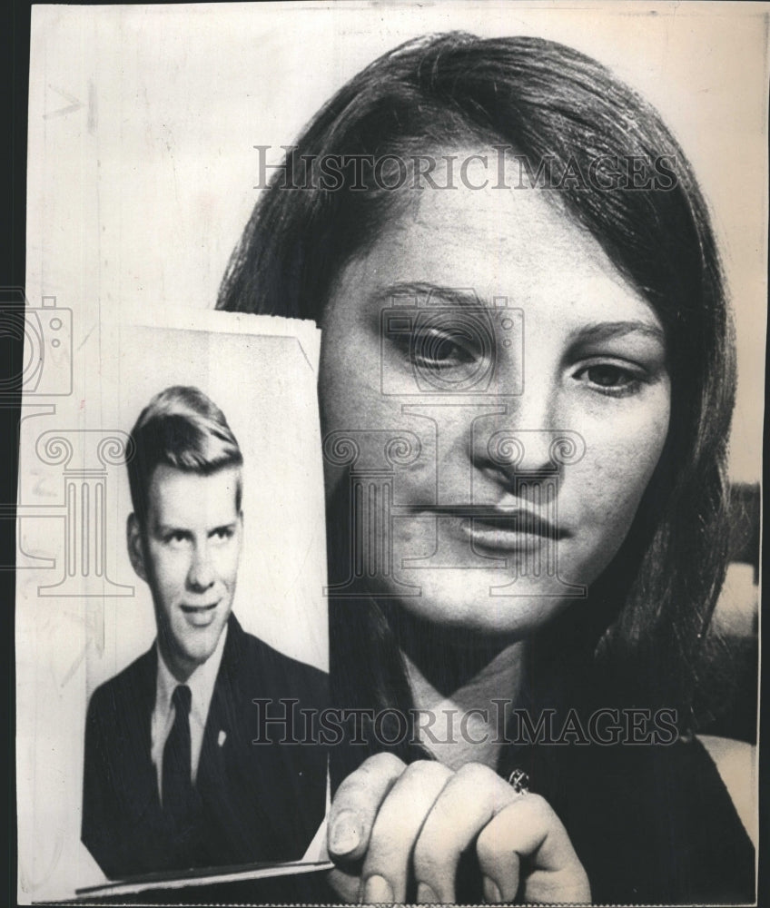 1971 Kathleen Heavner With Photo Of Kidnapped Pilot Husband Larry - Historic Images