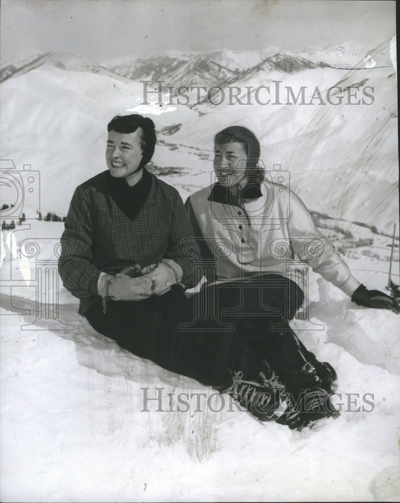 1956 Press Photo Patricia Heavey and Dorothy Kelley - Historic Images