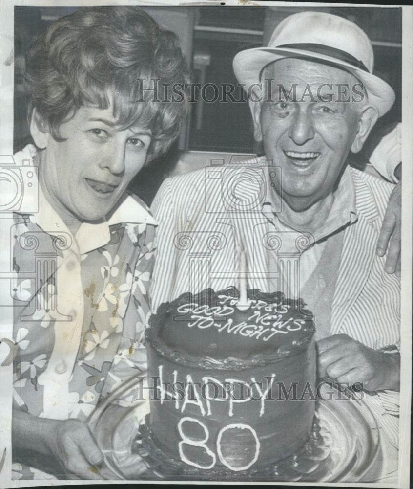 1969 Press Photo Radio Commentator Gabriel Heatter 80th Birthday Cake Daughter - Historic Images