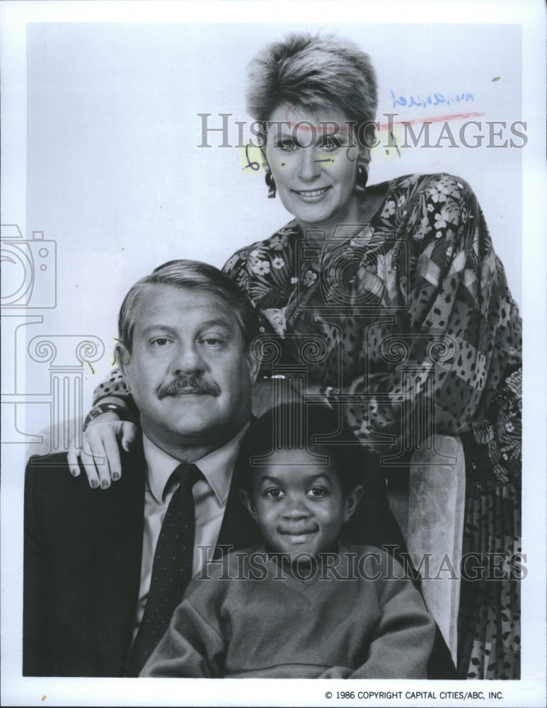 1986 Press Photo Actor Emmanuel Lewis with susan and Clark stars in "Webster" - Historic Images