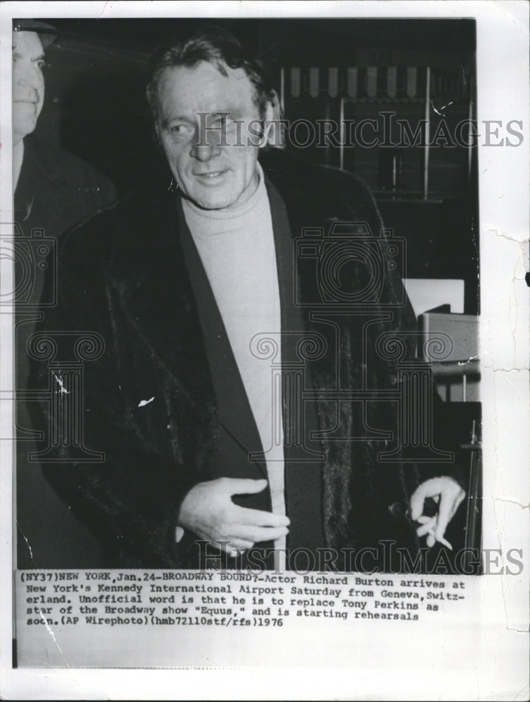 1976 Press Photo Actor Richard Burton at Kennedy Airport. - Historic Images
