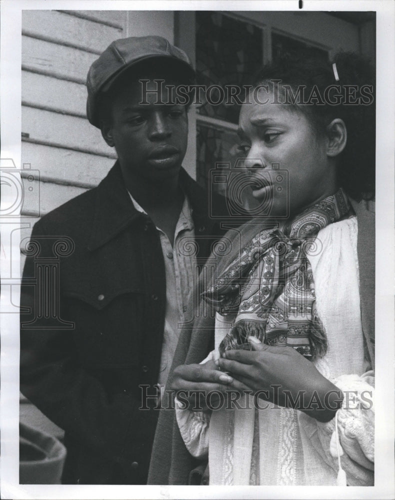 1977 Press Photo Le Var Burton &amp; Tina Andrews Star In Billy Portrait Of A Street - Historic Images