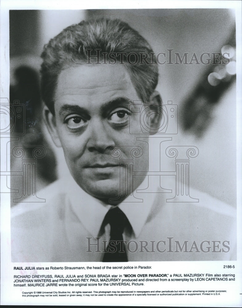 1988 Raul Julia Stars As Roberto Strasumann In Moon Over Parador - Historic Images