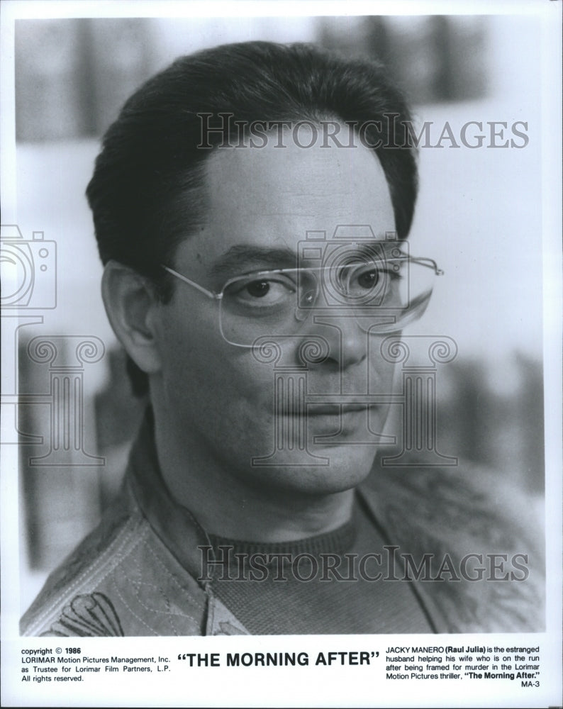 1986 Press Photo The Morning After Star Raul Julia As Jacky Manero-Lorimar Motn - Historic Images