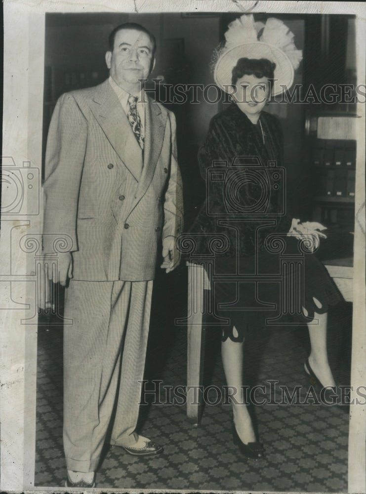 1948 Press Photo Arlene Judge sits on a table when she was granted a divorce - Historic Images