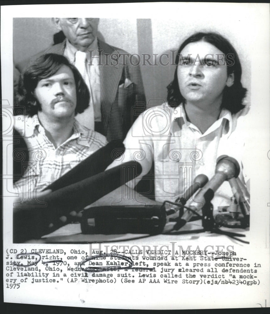 1975 Press Photo Dean Kahler speaking at a press conference - Historic Images