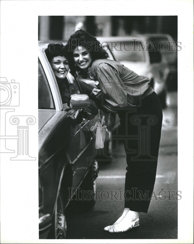 1984 Press Photo Heather Kahn saying goodbye to her mom - Historic Images