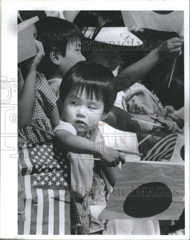 1989 Press Photo Japanese Children display flag while waiting for Prime Minister - Historic Images