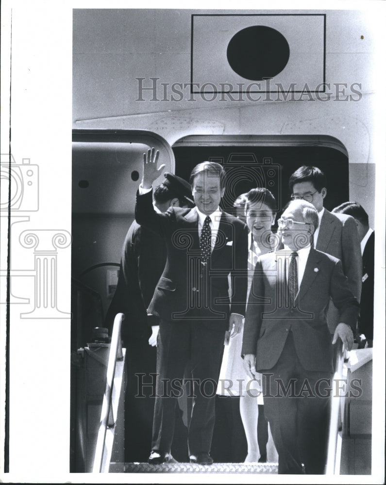 1991 Press Photo Toshiki Kaifu &amp; wife greeted by Gov. Bill Weld - Historic Images