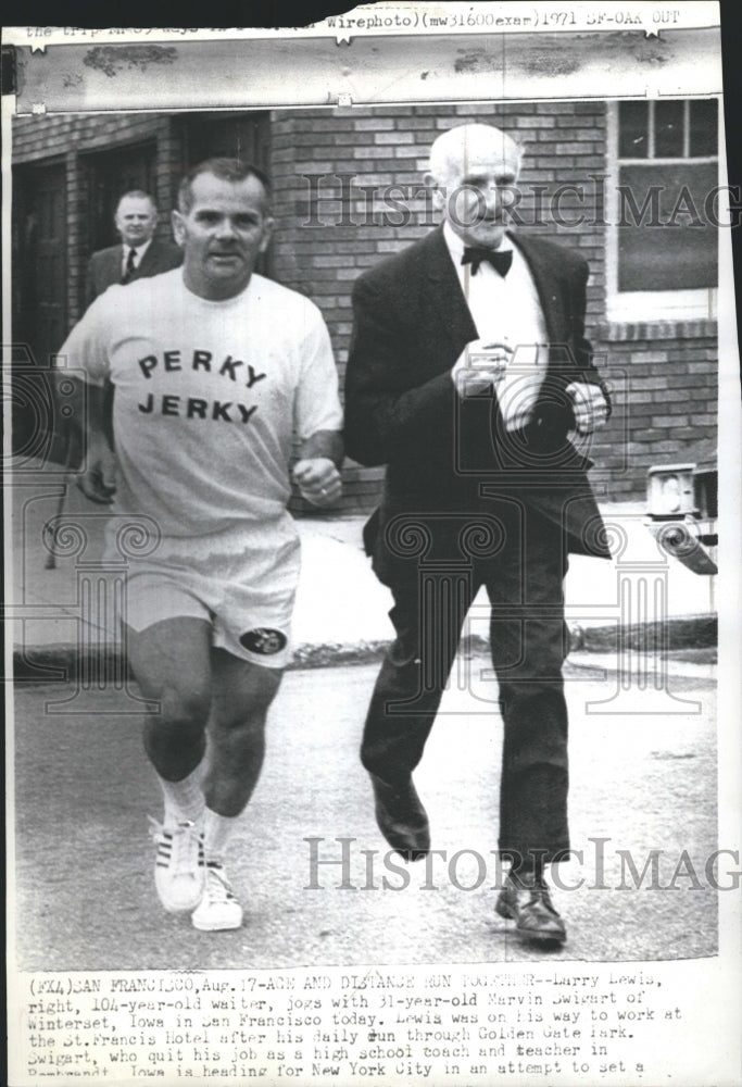 1971 Press Photo 104 Year-Old Larry Lewis Takes a Jog with Friend - Historic Images