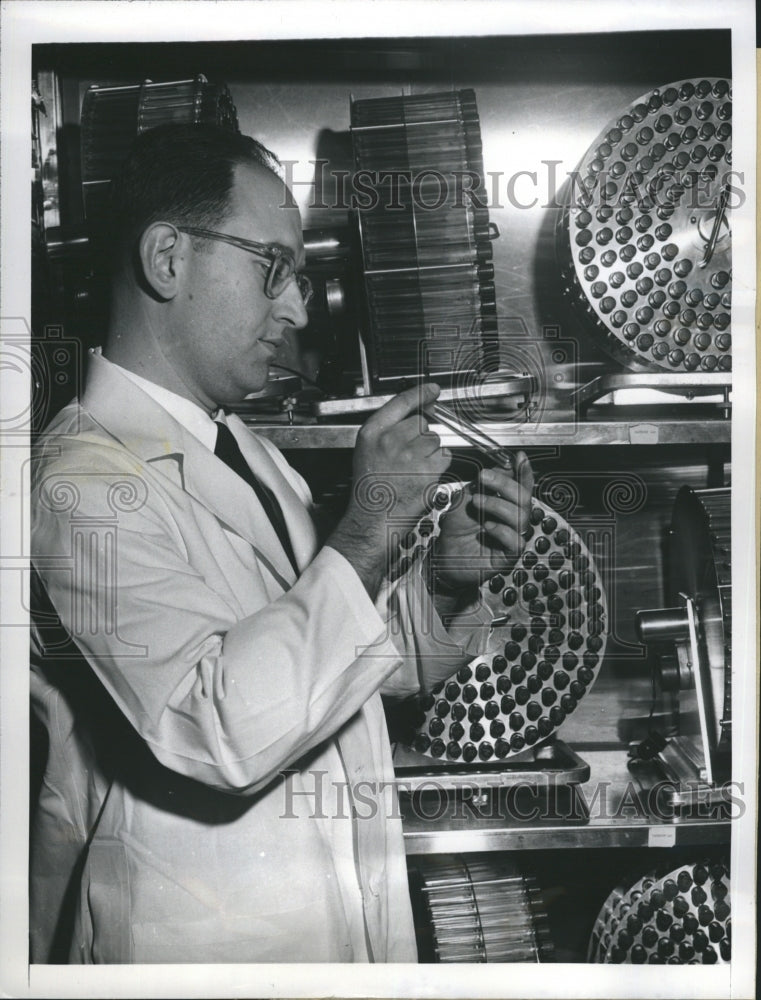 1955 Press Photo Dr. J. H. Younger Works on Polio Vaccine in Pittsburgh - Historic Images