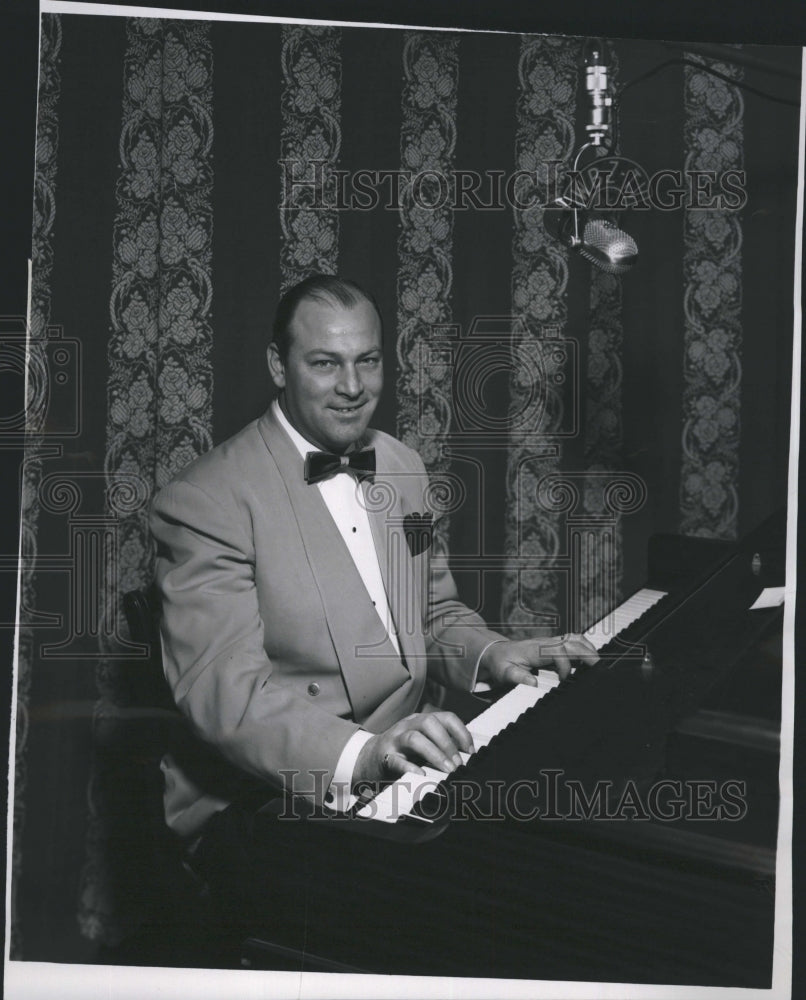 1951 Press Photo Happy Herb Lewis Pianist - Historic Images