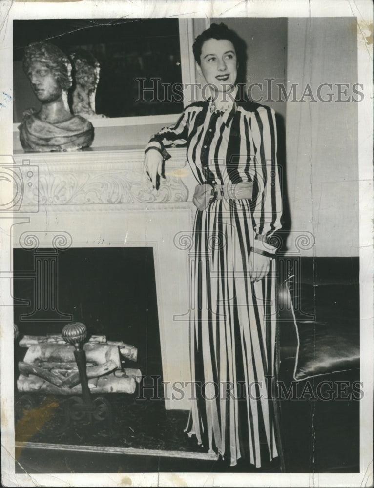 1939 Press Photo Comedy Star Beatrice Lillie,model her dinner gown. - Historic Images