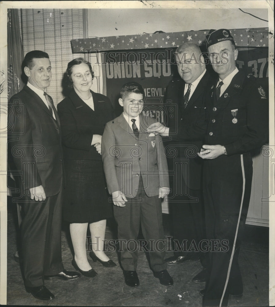 1963 Press Photo John Mingle Receives Award For Saving Children From Hit By Car - Historic Images