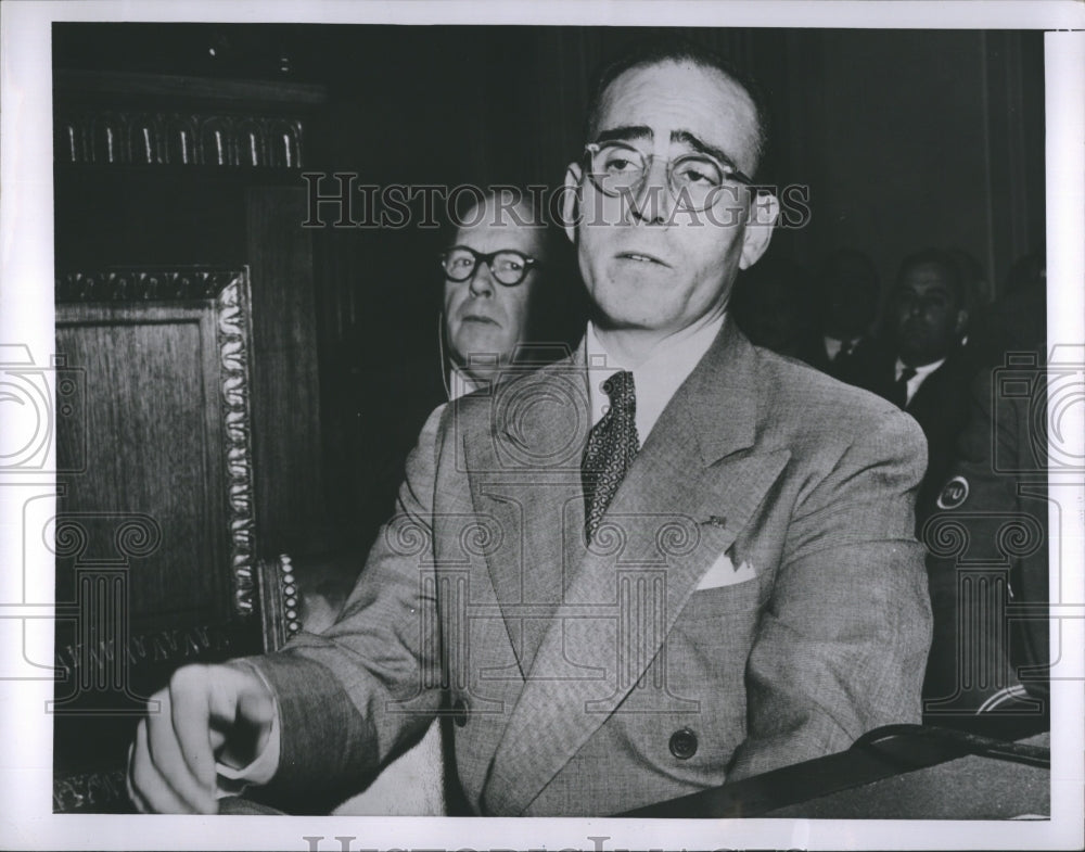 1951 Press Photo E.Merl Young shown as he testified - Historic Images