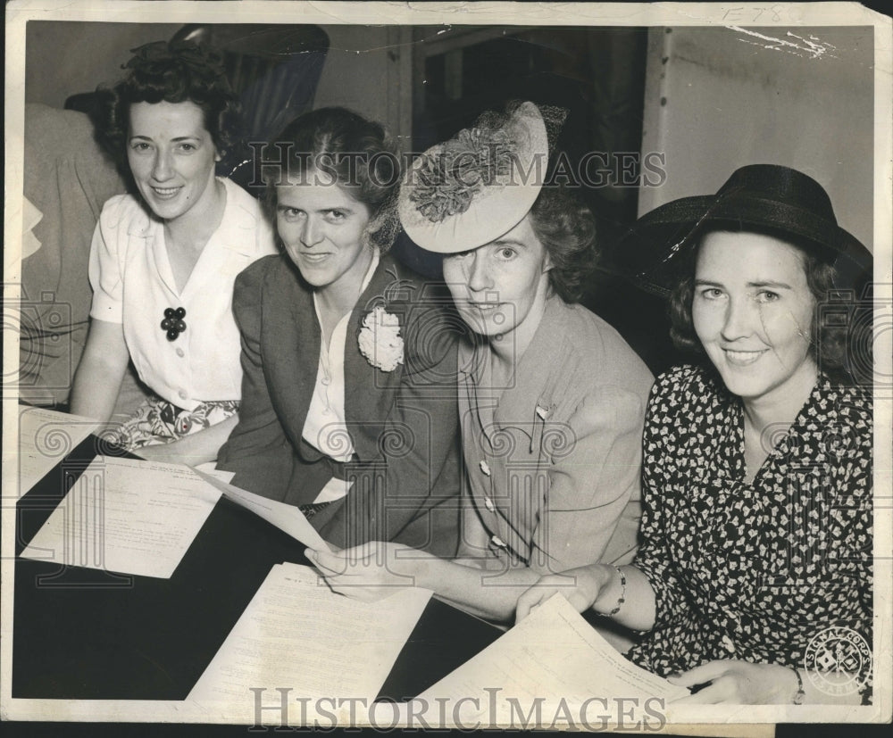 1942 Press Photo Wilma Newsome,Mary Hallaren,Miriam Riley &amp; Katherine Young - Historic Images