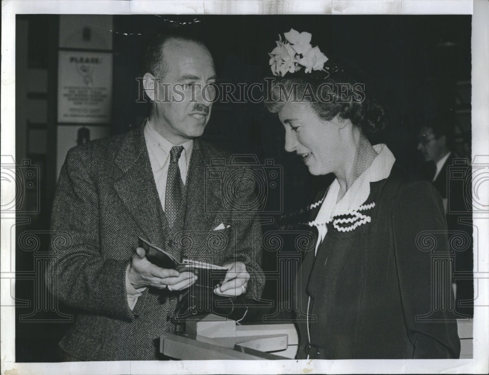 1942 Press Photo Paul Van Zeeland Former Premier Belgium Wife - Historic Images