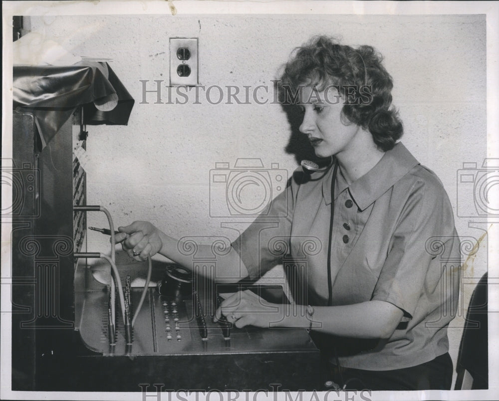 1959 Press Photo Ruth Zabelski operates switch board - Historic Images