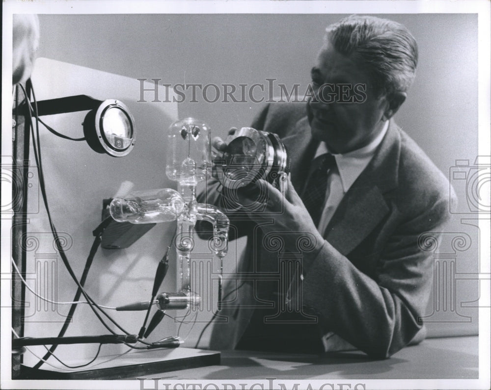 Press Photo Dr Jeerrold R Zacharias Professor of Physics At MIT - Historic Images