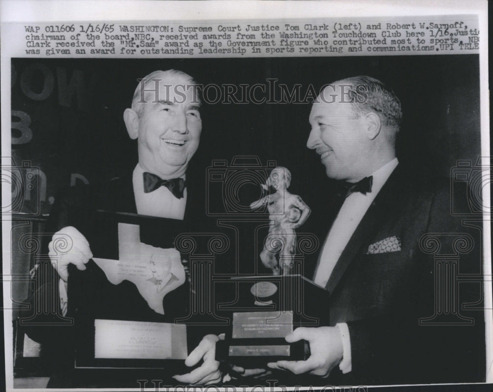 1965 Press Photo Justice Tom Clark And Robert Sarnoff Receive Awards For Sports - Historic Images