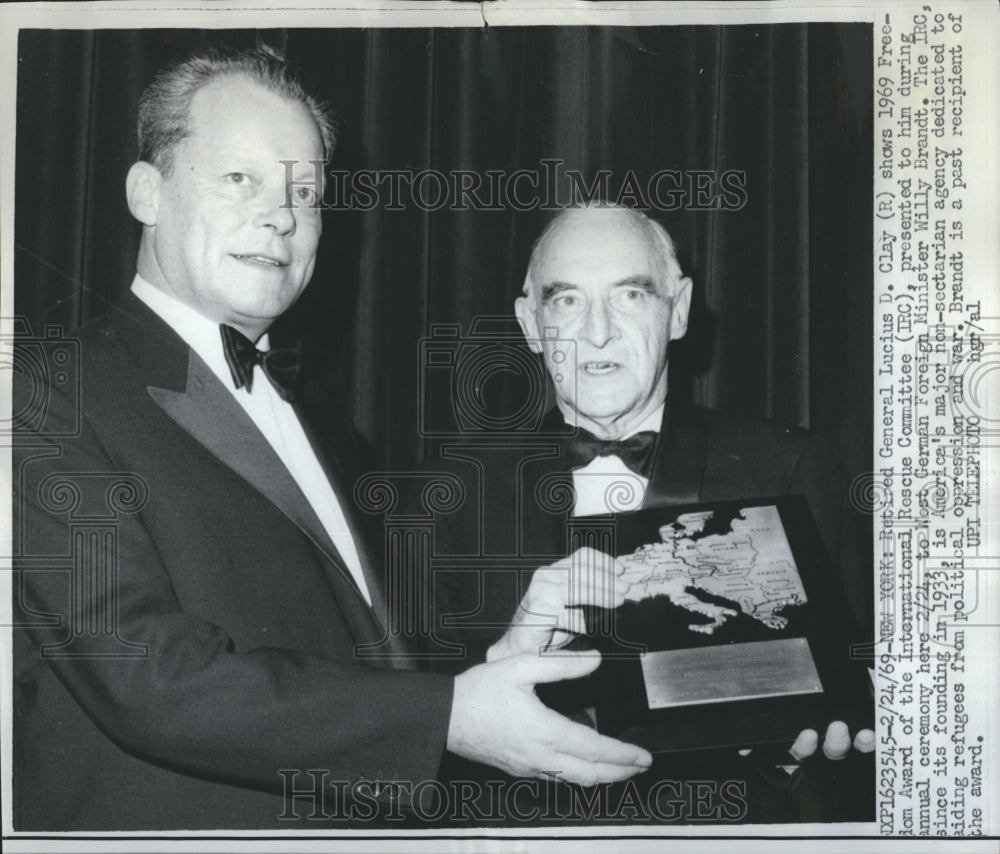 1969 Press Photo Retired General Lucius Clay - Historic Images