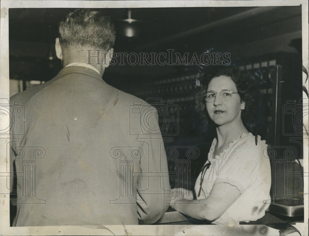 1948 Press Photo Mrs. Wilda Bucewicz at Municipal Court - Historic Images